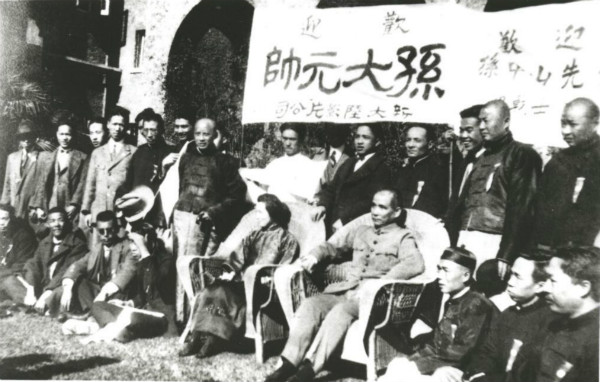 1924年11月17日，孙中山接见群众代表及各界人士合影。