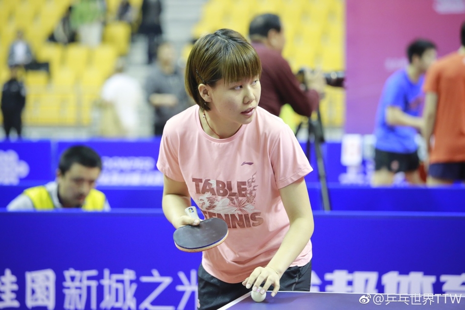 黄石热身赛丁宁朱雨玲有说有笑