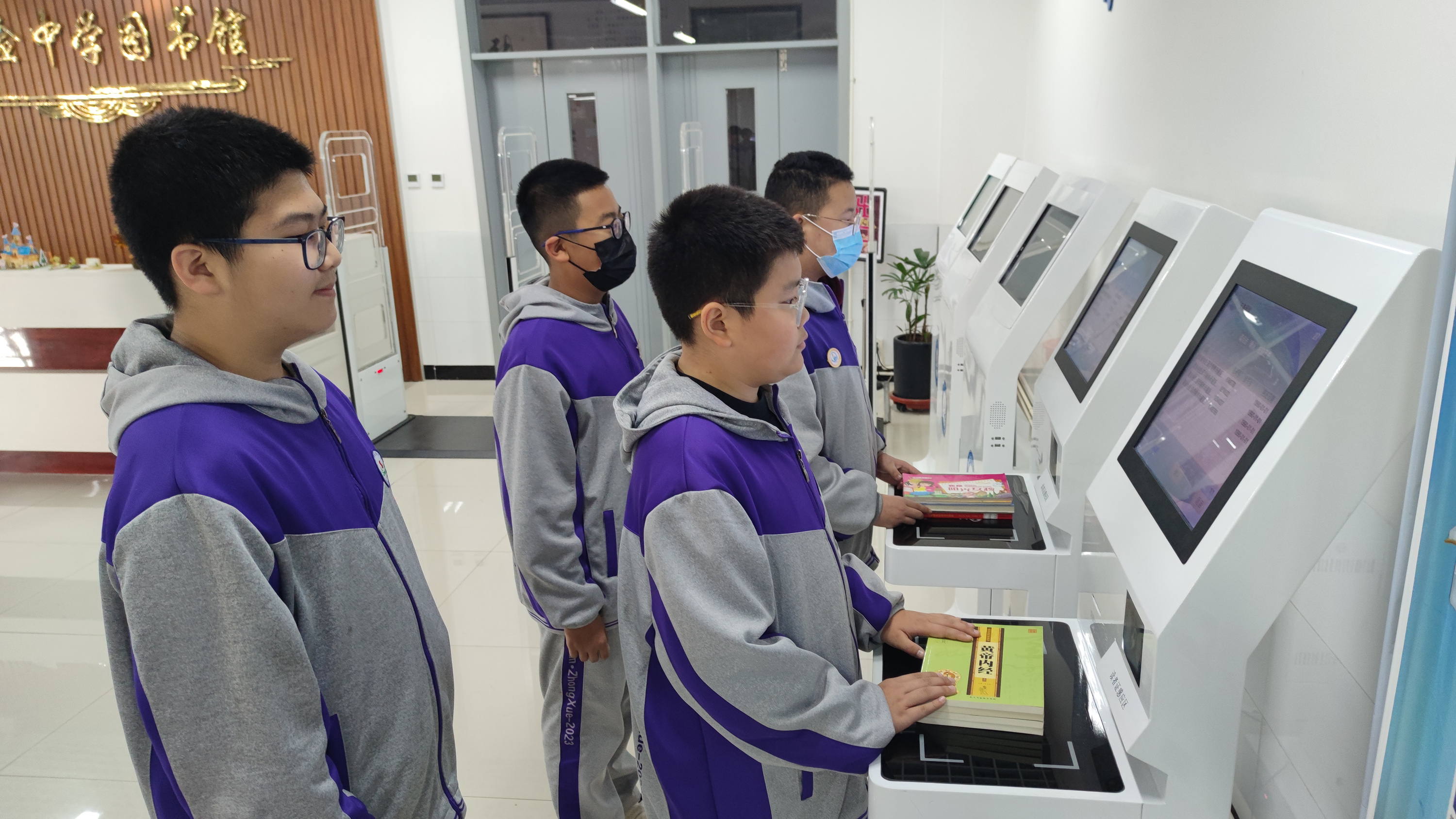 河北安国:启迪梦想润心智 营造书香满校园_fororder_学生在智能化借书设备上借阅图书。王浩摄