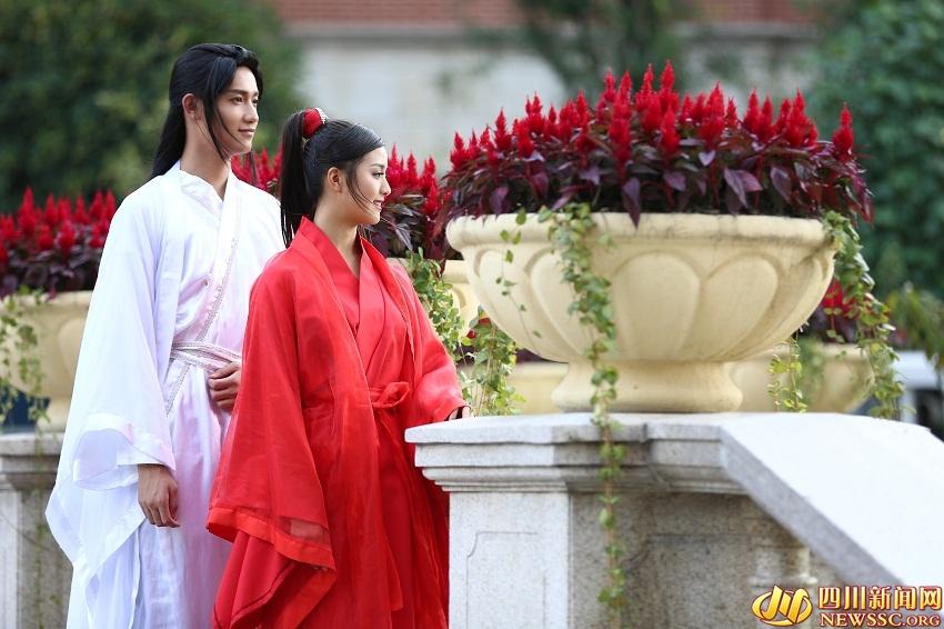 大学生cos《微微一笑很倾城》 颜值不输郑爽杨