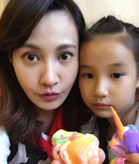 她撞脸baby被封蛇蝎美女 却在最红时嫁给老男人(组图)
