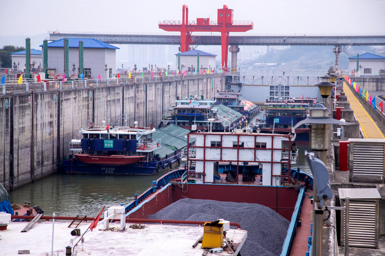 年过货量超1.8亿吨 广西长洲船闸问鼎全国天然河流过货量最大船闸_fororder_图片2