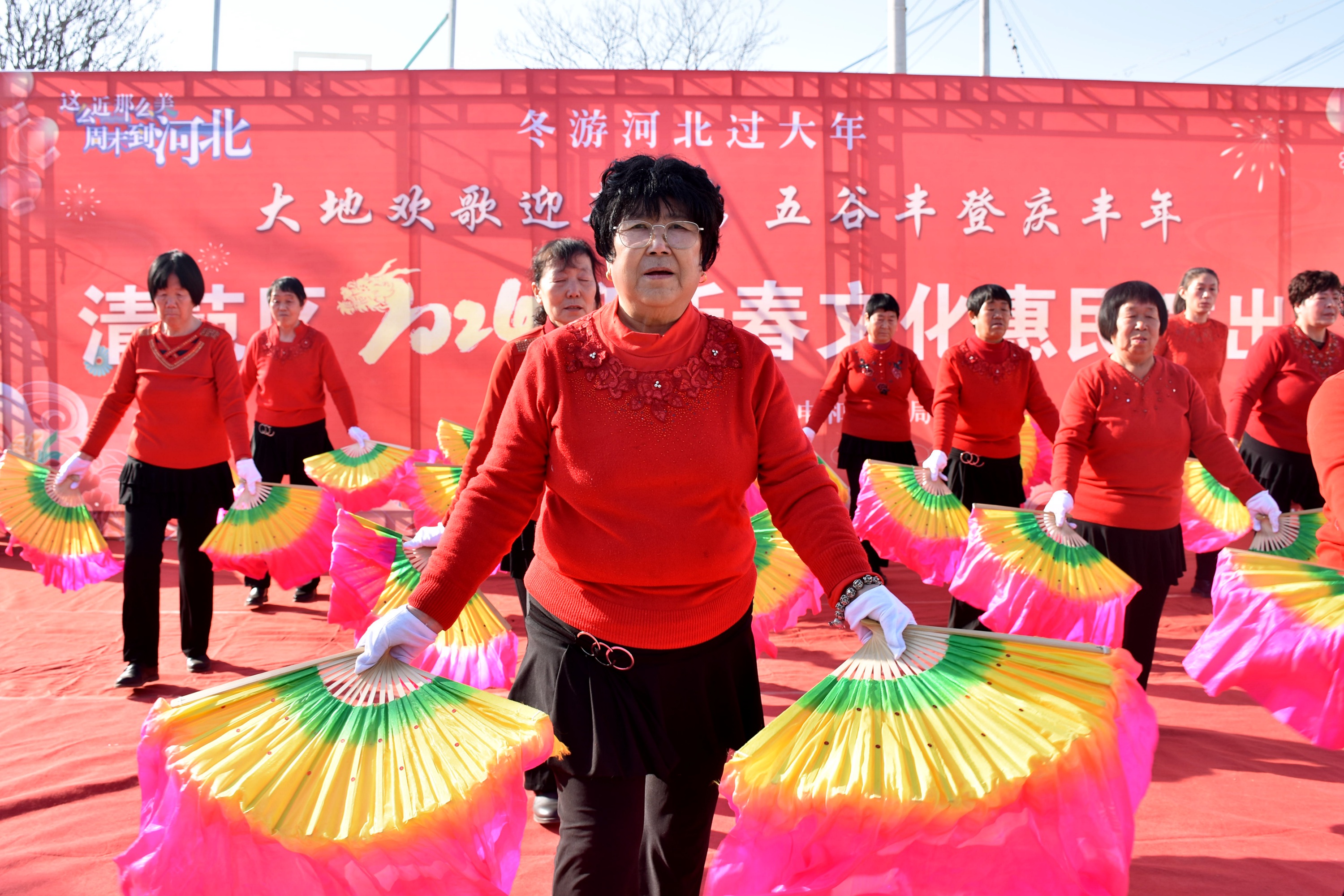 河北清苑:文化下乡迎新春_fororder_村民载歌载舞迎新春。 赵琪摄.JPG