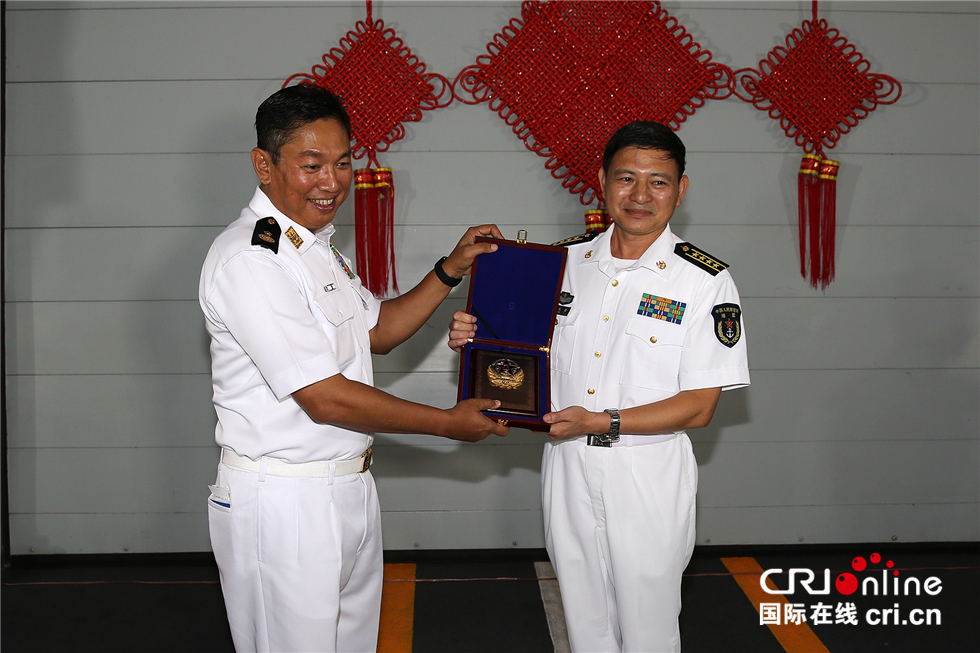 中国海军护航编队指挥员王红理大校向缅甸海军参谋长穆昂少将赠送八一