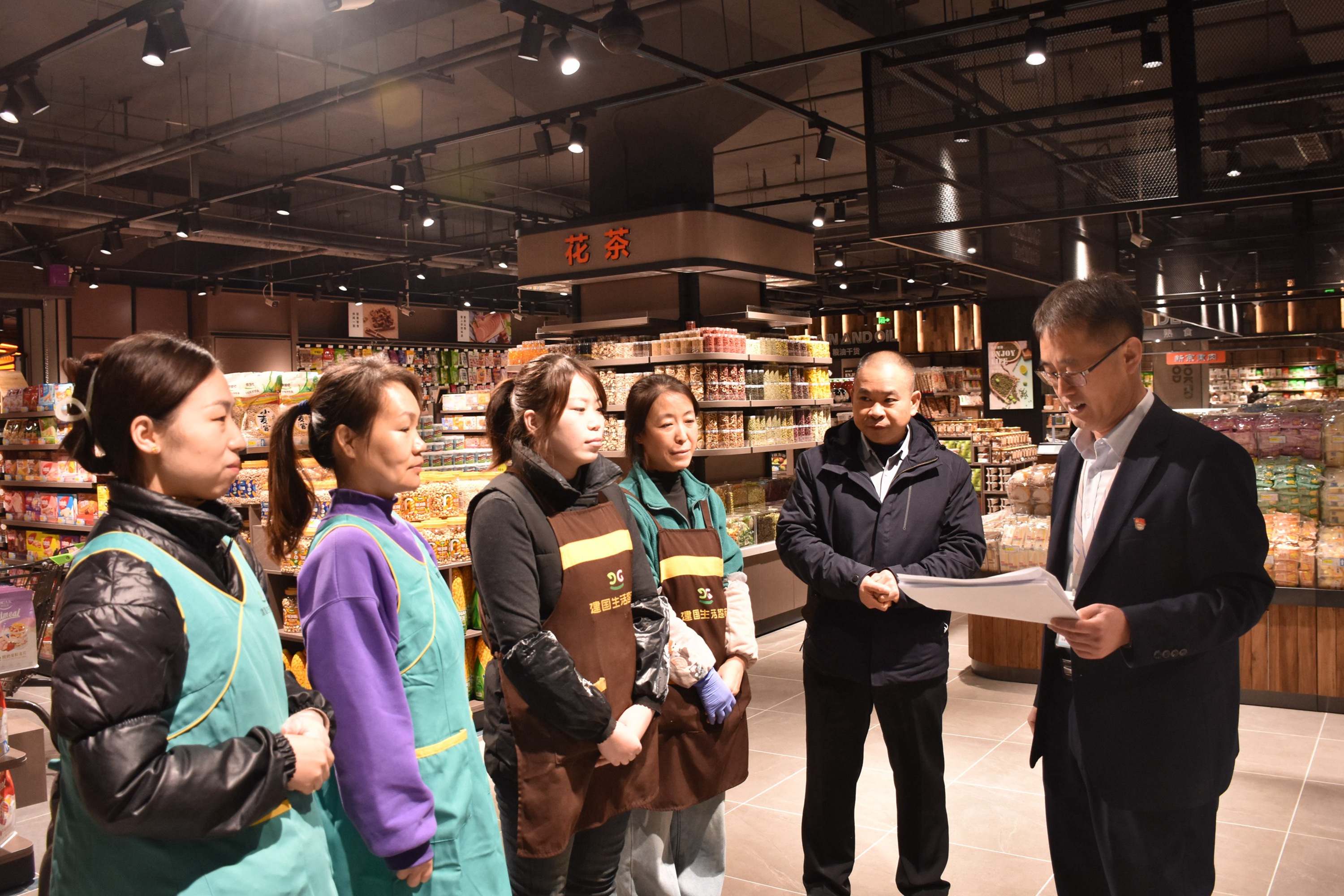 河北清苑:超前辅导为企业解难题_fororder_工作人员为经营者讲解人员配备相关要求。 赵琪摄.JPG