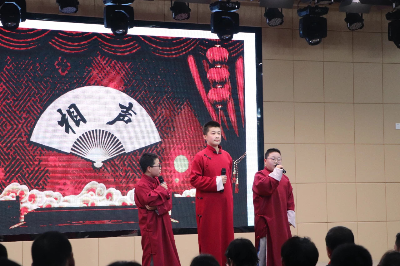 图片默认标题_fororder_图为涞水县实验中学学生表演相声。(徐梓钰 摄)