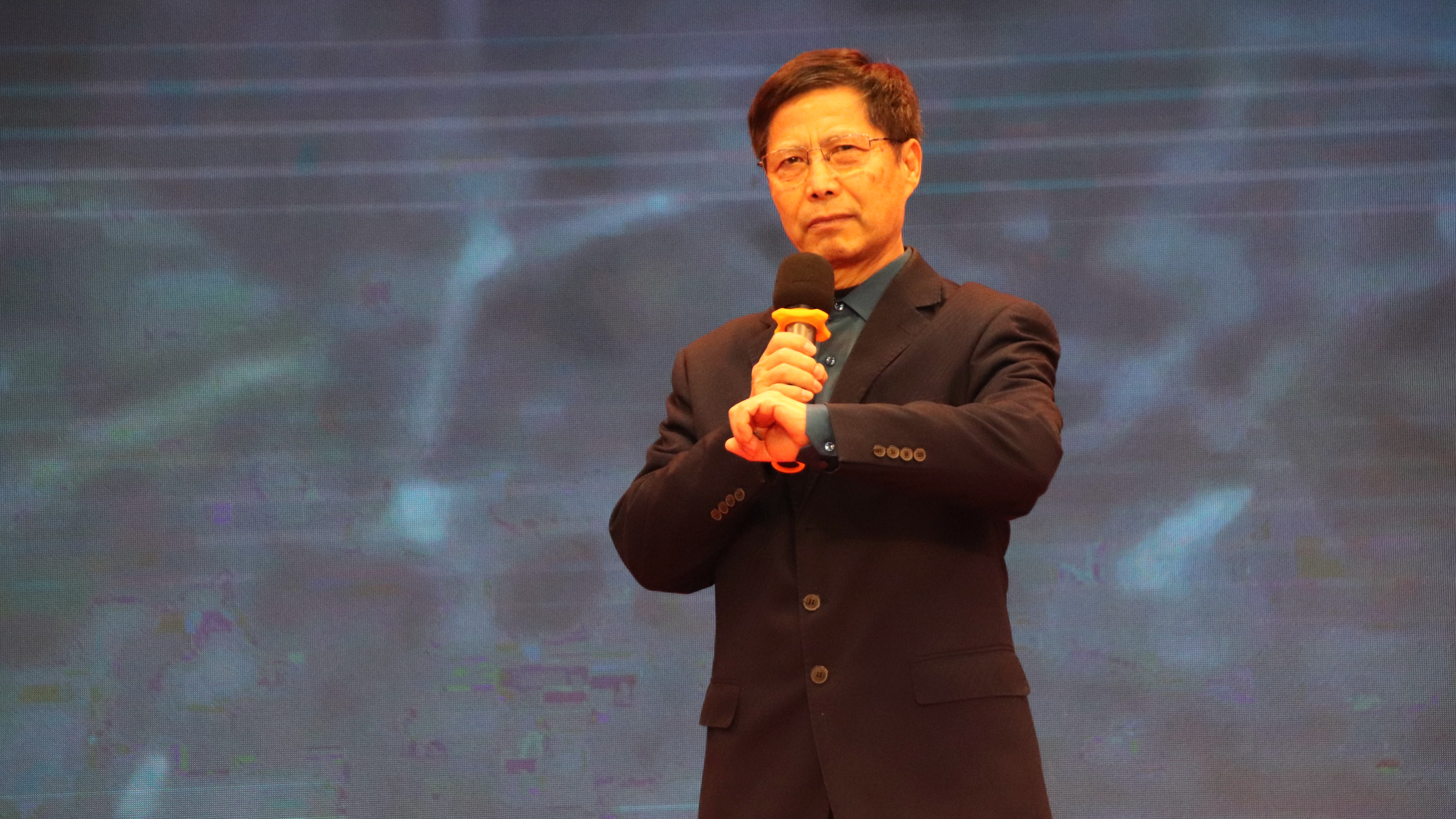 河北唐县:举办《古今诗词咏尧乡》新书发布会_fororder_诗词爱好者精彩朗诵现场.JPG