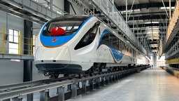 机场联络线首列车顺利抵达上海 国内最先进市域动车组车辆长啥样？