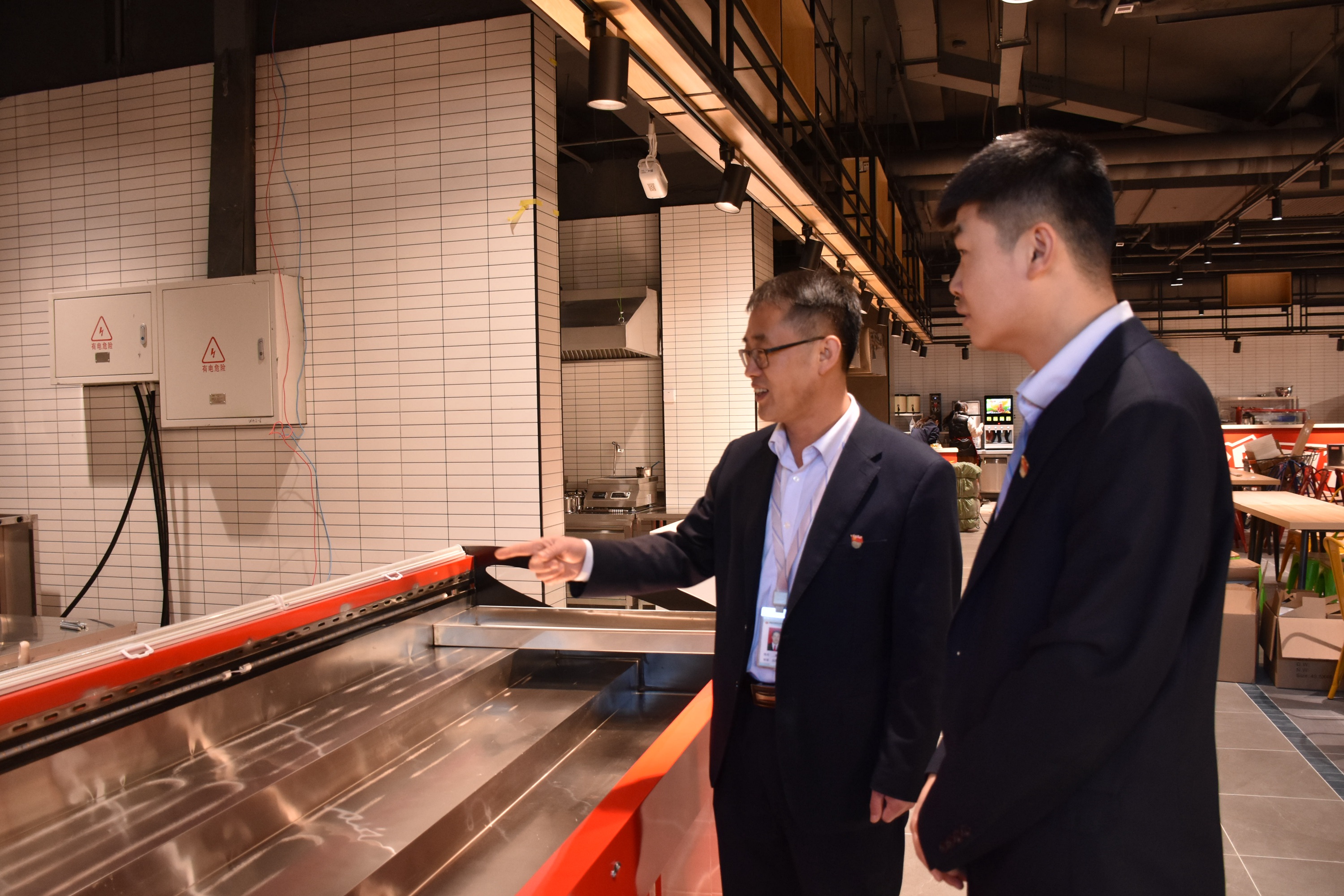 河北清苑:超前辅导为企业解难题_fororder_工作人员现场查看超市设备设施。 赵琪摄.JPG