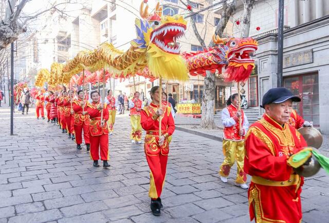 江苏连云港:民俗踩街迎新春 江苏连云港:民俗踩街迎新春