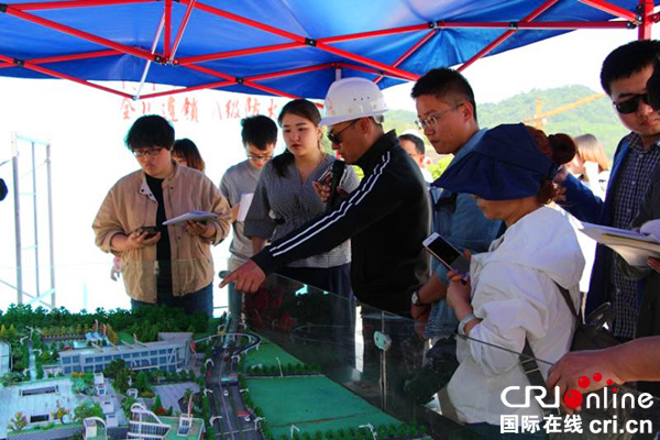 图片默认标题_fororder_雅安综合枢纽项目施工负责人赵洴（中）介绍项目情况（雅安市委宣传部--供图）