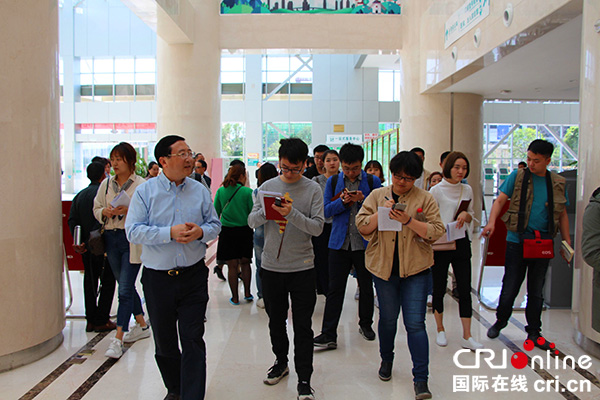 图片默认标题_fororder_主流媒体齐聚雅安（摄影：葛旺）-(2)