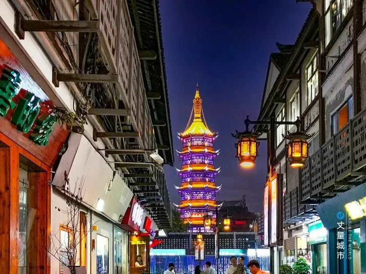 City walk还能带动消费?看街区重塑如何激活城市商圈 City walk还能带动消费?看街区重塑如何激活城市商圈