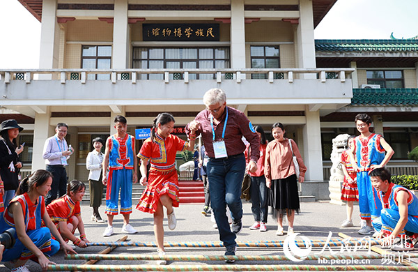 中外记者聚焦“大学之城” 走进“藏身”大学的特色博物馆