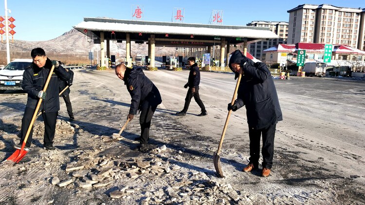 河北唐县:办好群众实事 增进民生福祉_fororder_唐县执法局组织扫雪除冰行动