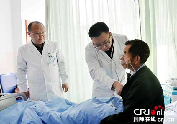图片默认标题_fororder_杨立主任（左一）、刘晓川副主任医师（左二）为术后患者检查