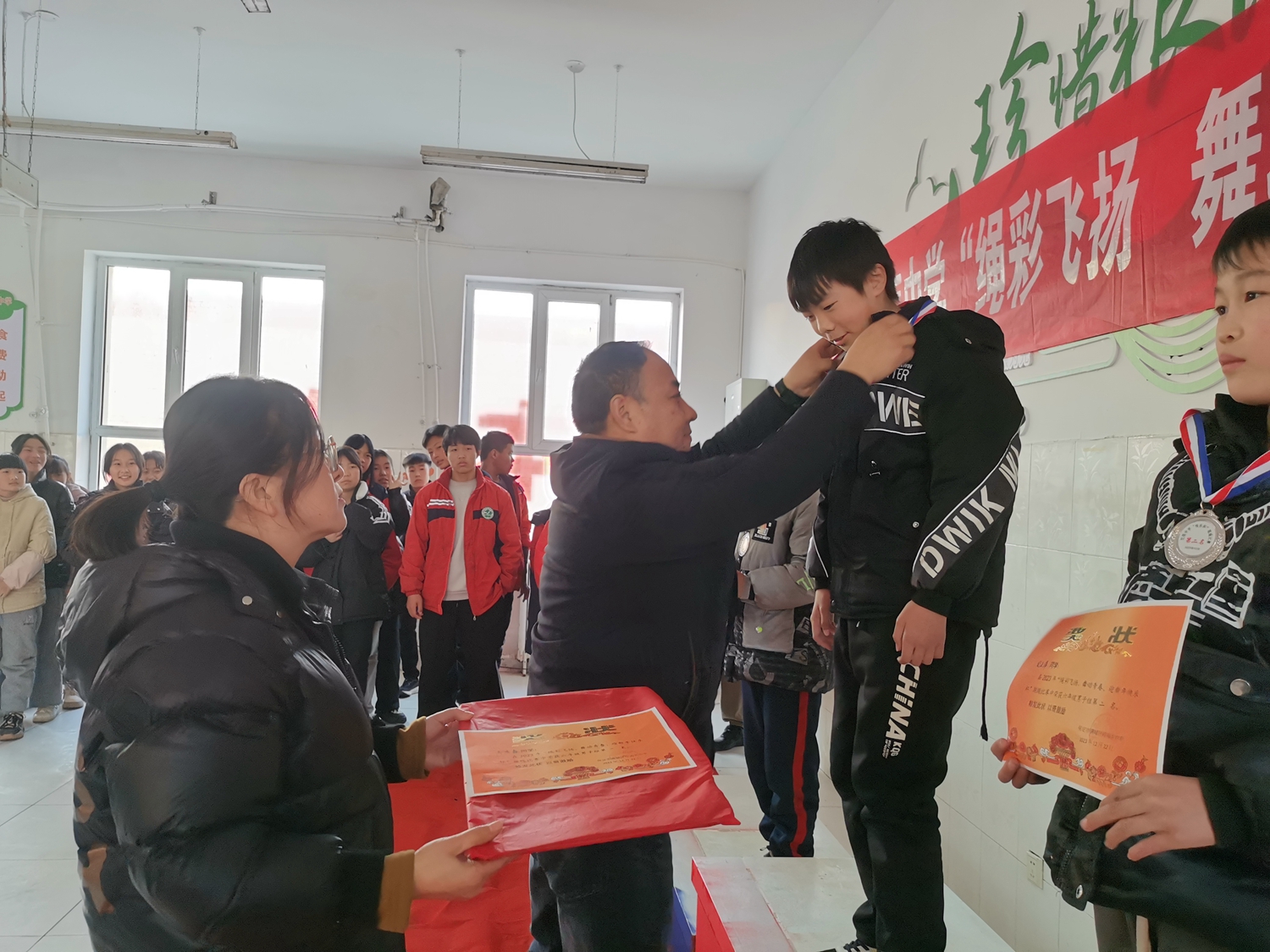 图片默认标题_fororder_坨南中学校长为学生颁发奖状、奖牌 摄影 于佼