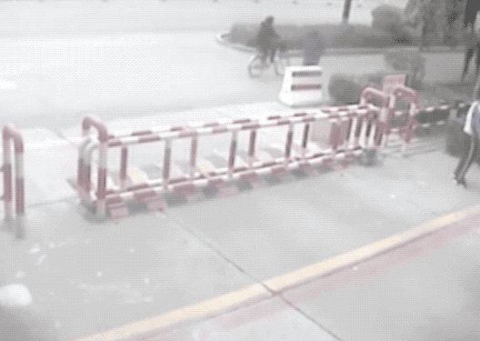 【新华网】帅！关键时刻，还是咱兵哥哥靠得住！