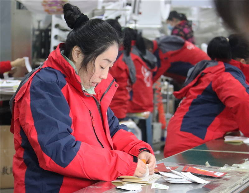 河南南阳：艾产业生产“开门红”_fororder_员工正在包装艾制品.JPG
