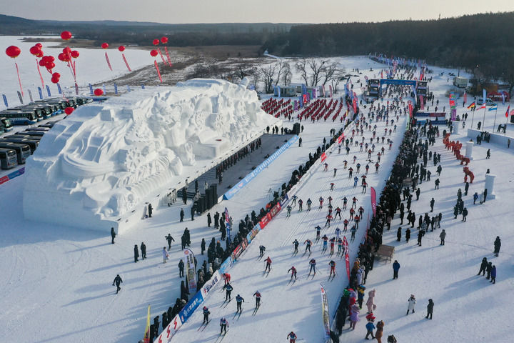 冰天雪地变为“金山银山”——黑龙江、吉林冰雪经济高质量发展观察_fororder_20240105356039d6f41047a4814d99354b358cdf_e8184532c3217b526389ffd77ebd4e91