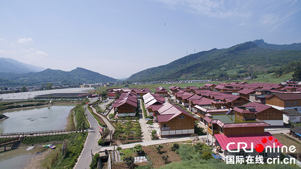图片默认标题_fororder_龙门镇白伙新村（芦山县委宣传部--供图）