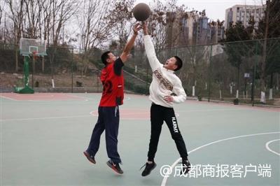 记得汶川地震&quot;敬礼娃娃&quot;吗?他如今为拍摄者扫墓