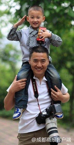 记得汶川地震&quot;敬礼娃娃&quot;吗?他如今为拍摄者扫墓