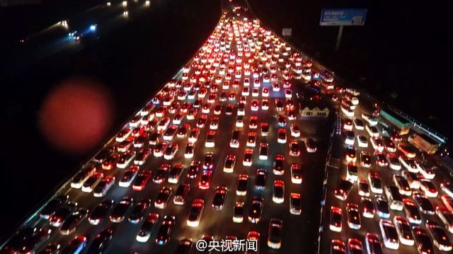 昨晚,雨中的京港澳高速进京方向,形似凤凰,网友调侃高速路堵成了"最美