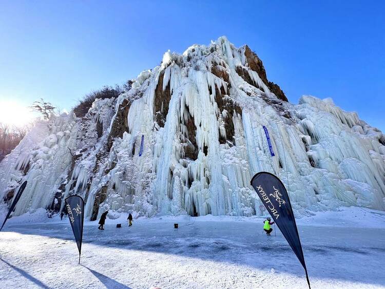冰壁上的“速度与激情”，庄河天门山攀冰邀请赛开赛