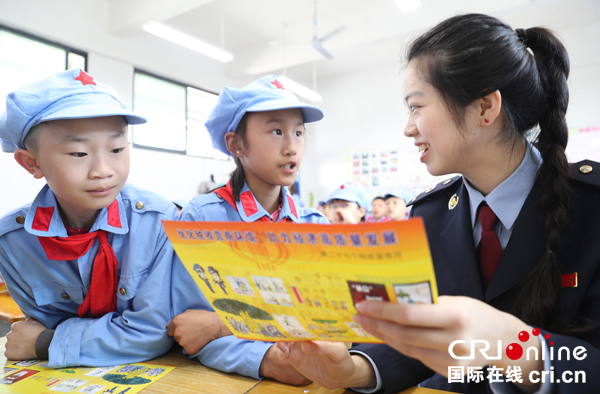 图片默认标题_fororder_税法宣传辅导员与特约小小税法宣传员共同讨论税法知识宣传形式