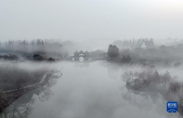 江苏扬州:晨雾缭绕瘦西湖 江苏扬州:晨雾缭绕瘦西湖