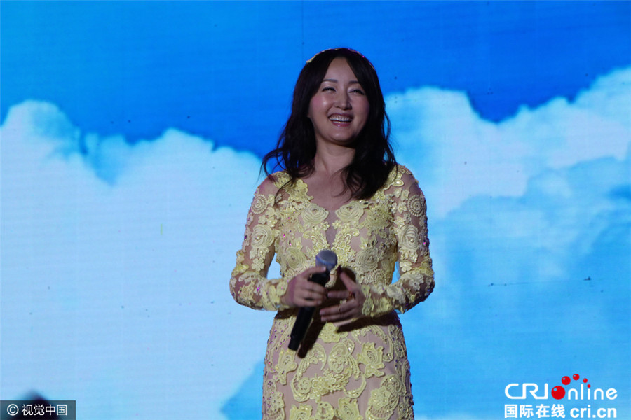 46岁杨钰莹穿蕾丝裙显圆润腰身 为歌迷再唱《