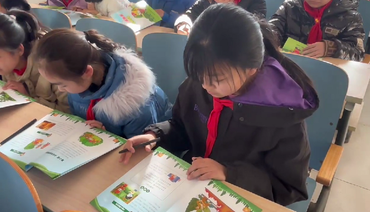 河北涞源:小手拉大手 防火进校园_fororder_2.学生认真阅读宣传手册