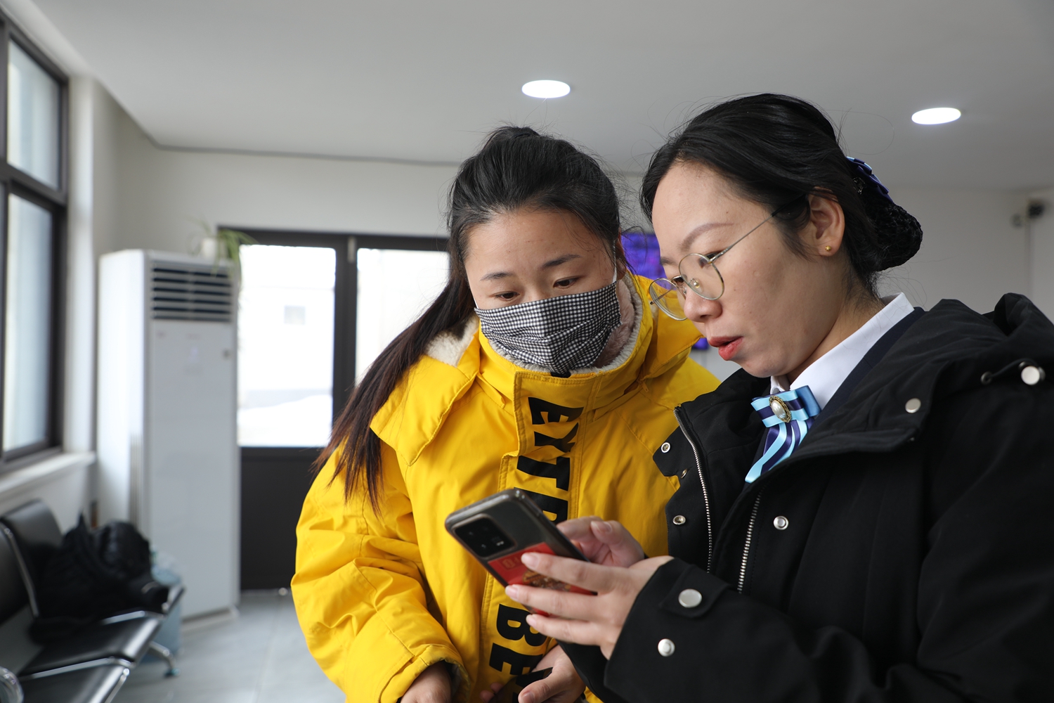保定市满城区:进村办理社保卡 便民服务暖人心_fororder_工作人员展示社保卡使用方法 摄影 康艺潇