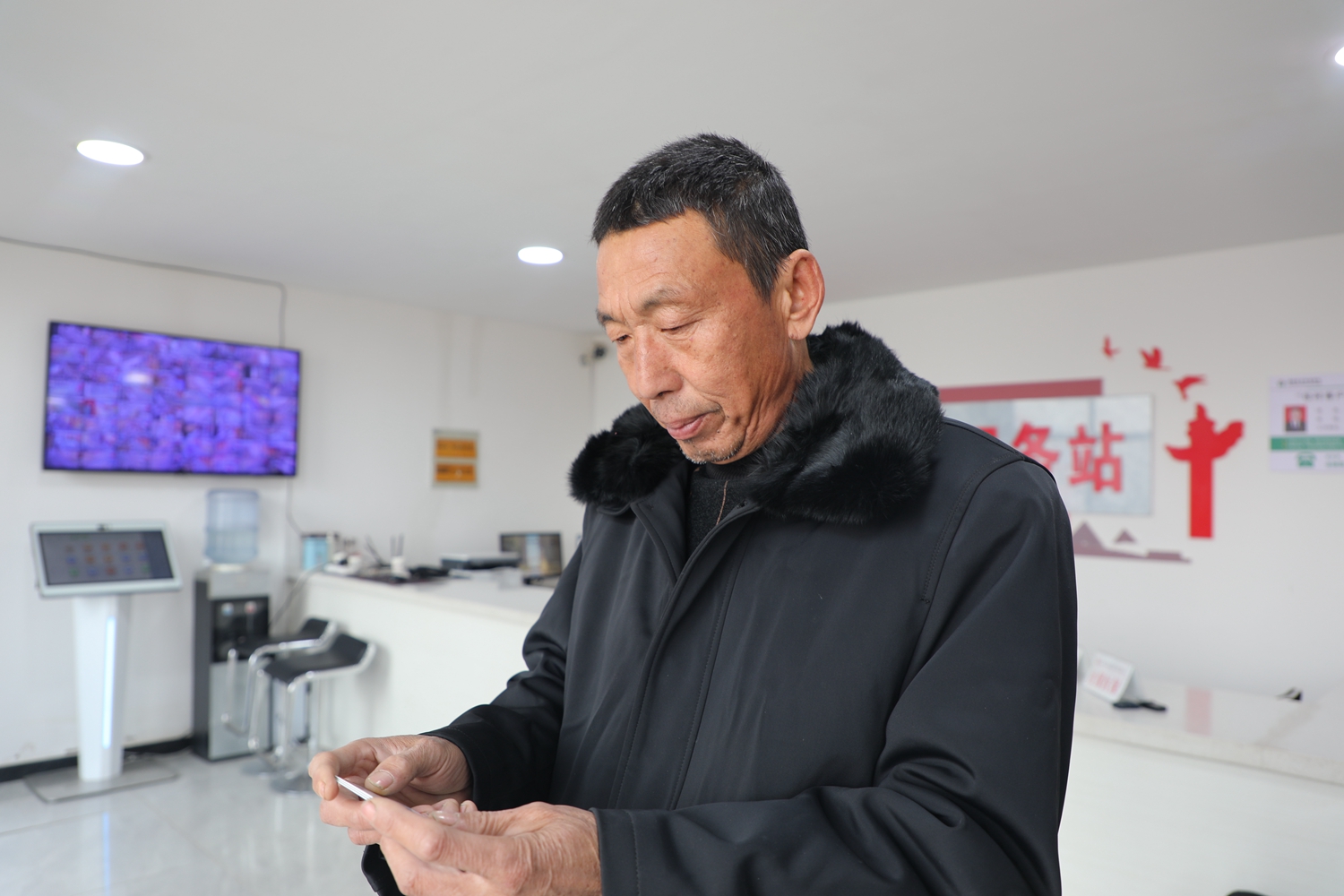 保定市满城区:进村办理社保卡 便民服务暖人心_fororder_村民领取了第三代社保卡 摄影 康艺潇