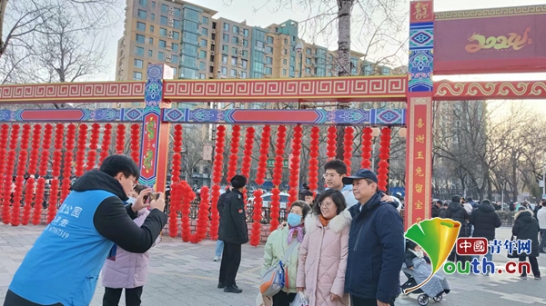 【锦绣中国年】新年“志愿蓝”:首都志愿者守护欢庆年味儿