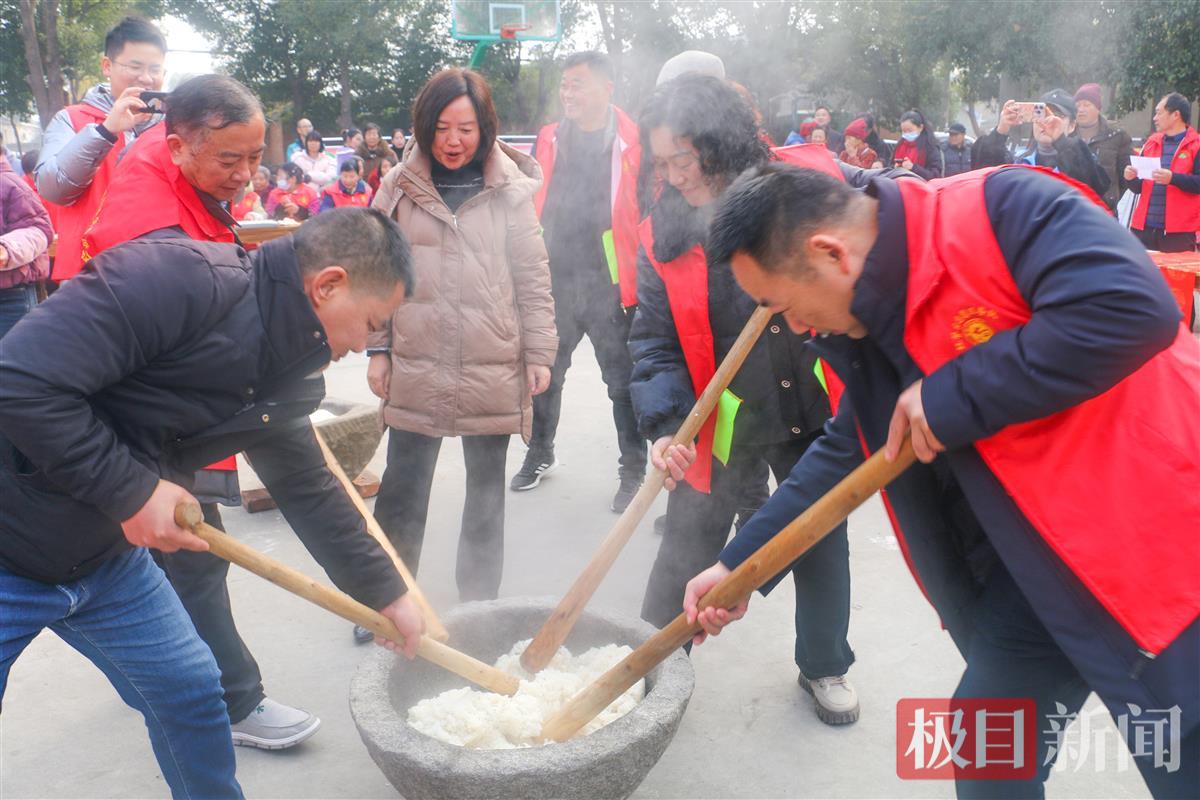 打糍粑、搓麻花、写春联……湖北江陵系列传统民俗活动迎新春