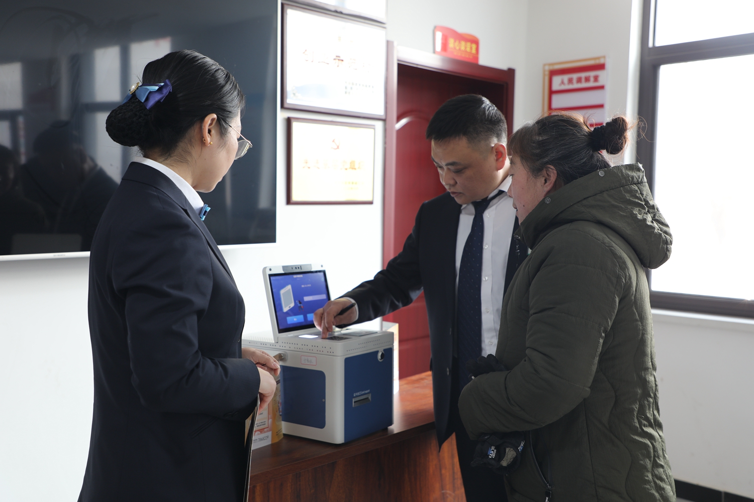 保定市满城区:进村办理社保卡 便民服务暖人心_fororder_工作人员展示第三代社保卡信息录入设备 摄影 邱迎新