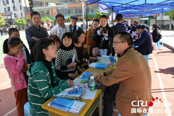 图片默认标题_fororder_严文强老师为前来咨询的学生解疑答惑