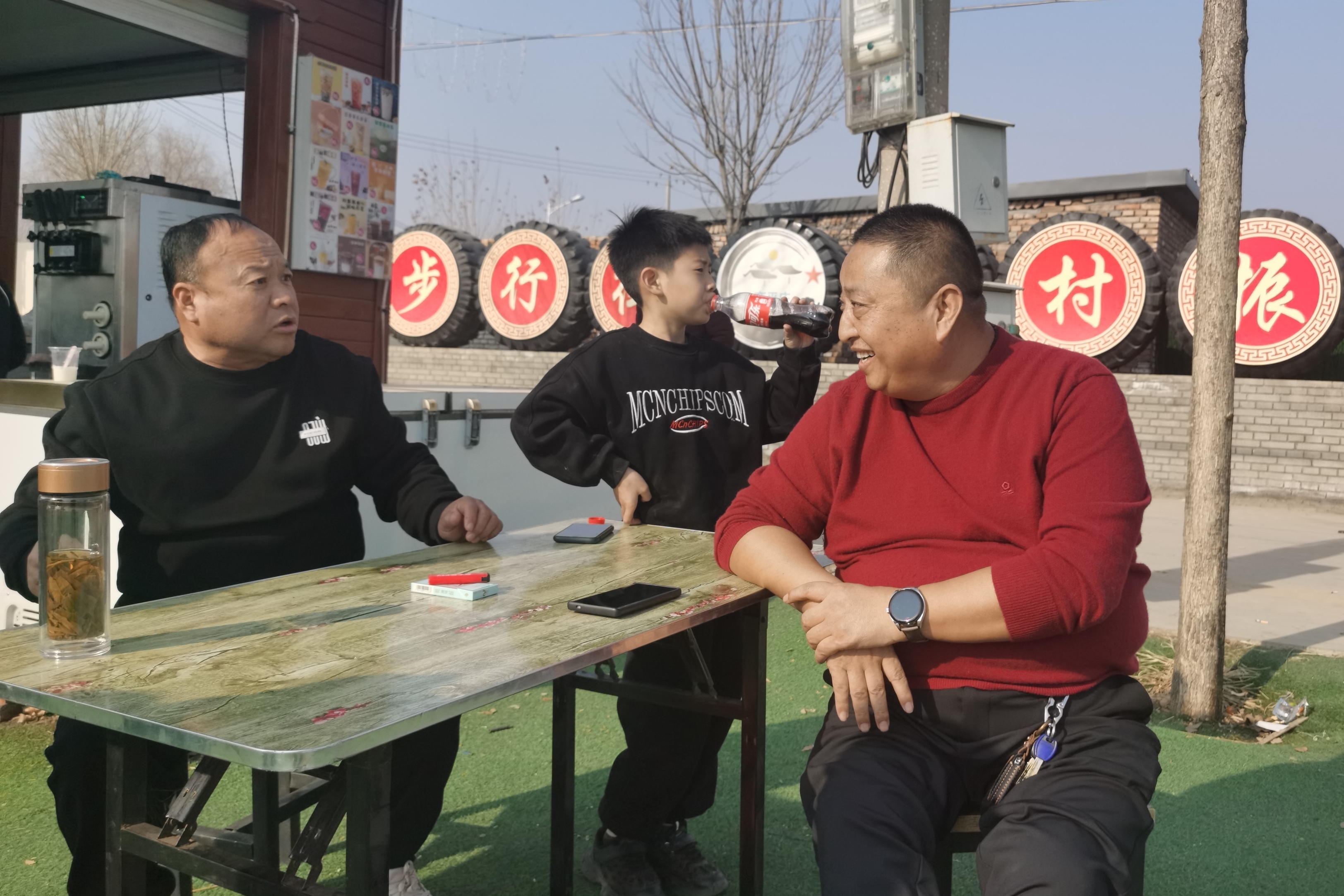 保定徐水区:村里有了文化步行街 百姓共享和美新生活_fororder_小板凳一摆,高金龙(右)与百姓议村事、听民情。刘柯旋摄