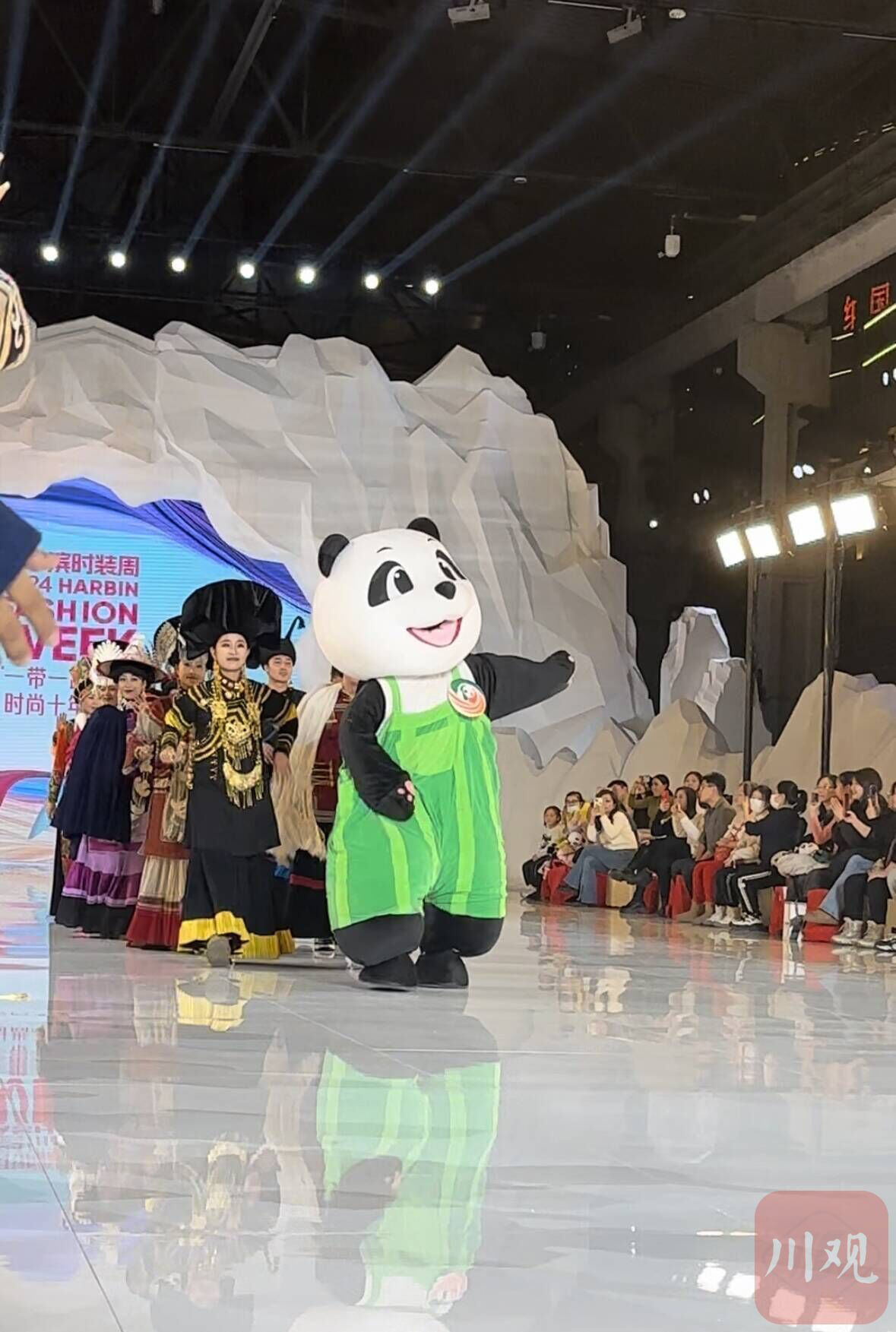 (转载)太炫了!四川藏羌彝民族风情秀登上哈尔滨国际时装周舞台