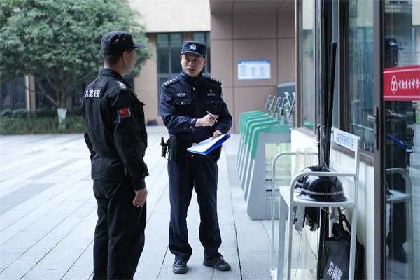 重庆九龙坡警方站好龙年第一班“护学岗”_fororder_图片1