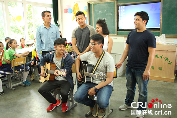 图片默认标题_fororder_高校留学生表演（摄影-耿茂林）