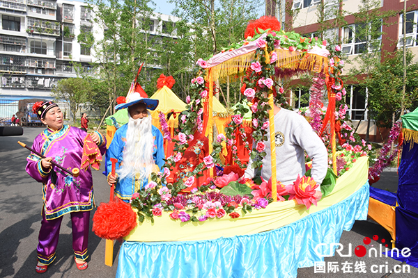 图片默认标题_fororder_游客可参与花船体验（摄影-洪伟）