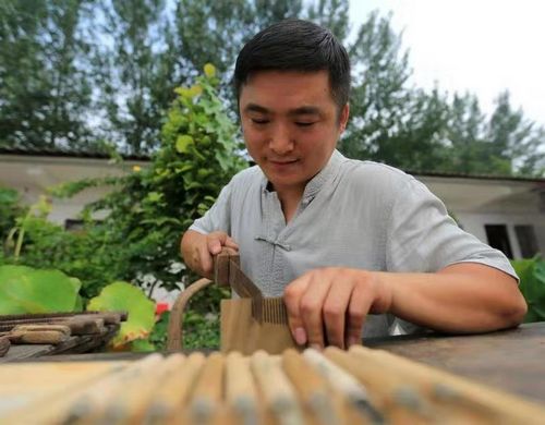 （在文中作了修改）【河南供稿】漯河好工匠倾尽10年心血 打磨传统木梳的“良心”之作