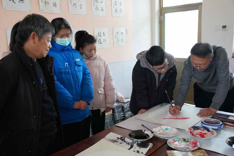 河北清苑:“文化名家工作室”点亮群众文化生活_fororder_孙兰钢为学员讲授锦鲤绘画。摄影 王磊