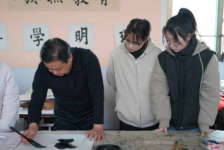 河北清苑:“文化名家工作室”点亮群众文化生活_fororder_“孙兰钢美术工作室”教师为学员讲授荷叶绘画。摄影 王磊