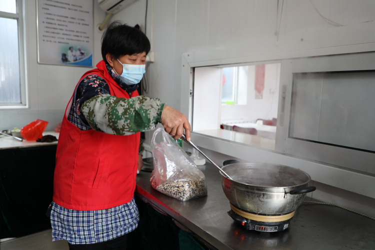 河北黄骅:暖心腊八粥 浓浓敬老情_fororder_图片5