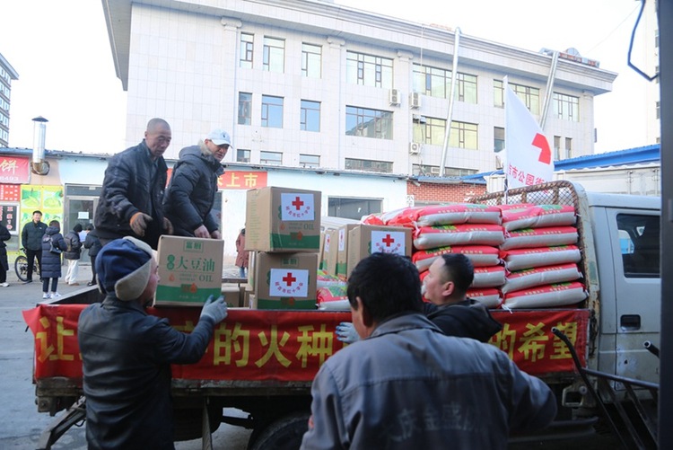 延吉市红十字会为1240户困难家庭送“博爱”