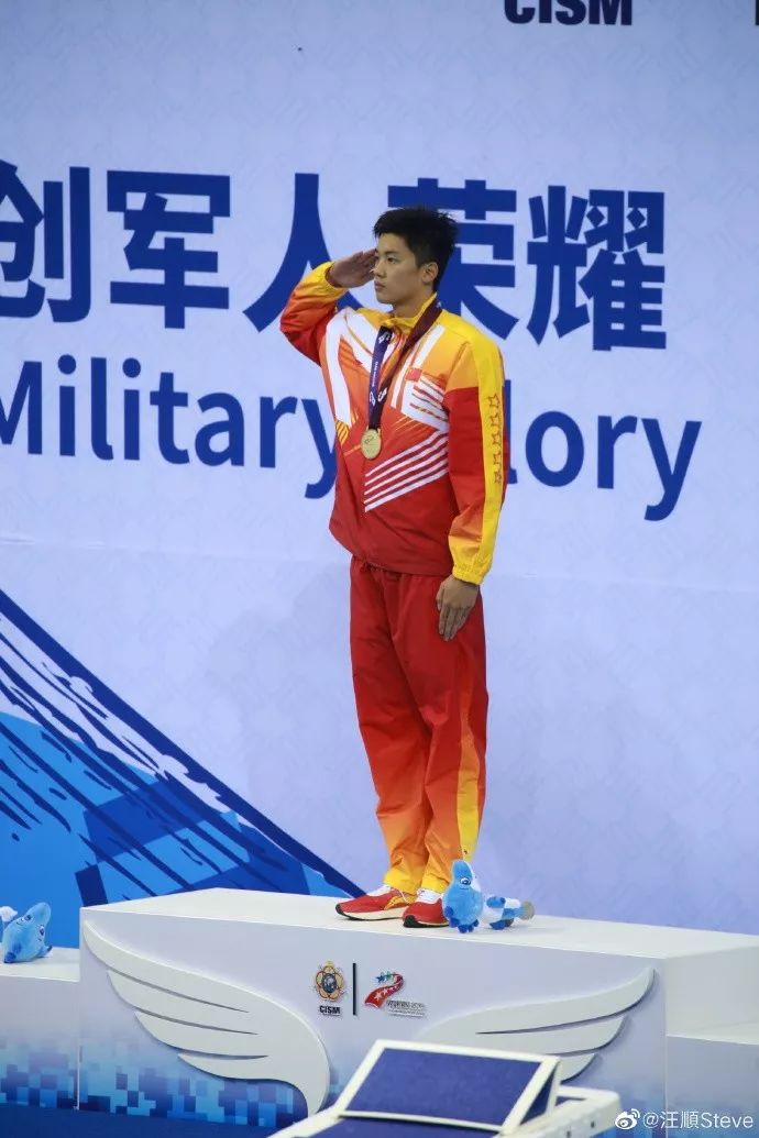 中国青年报@逆转夺冠后，他一个动作让全场尖叫！网友：爱上了…